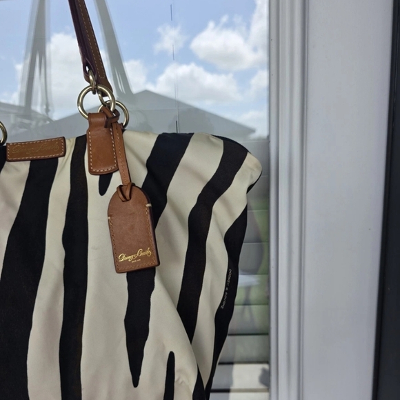 VTG Dooney & Bourke Zebra Print Tote Bag Nylon Leather Trim White Black Brown - Picture 4 of 15